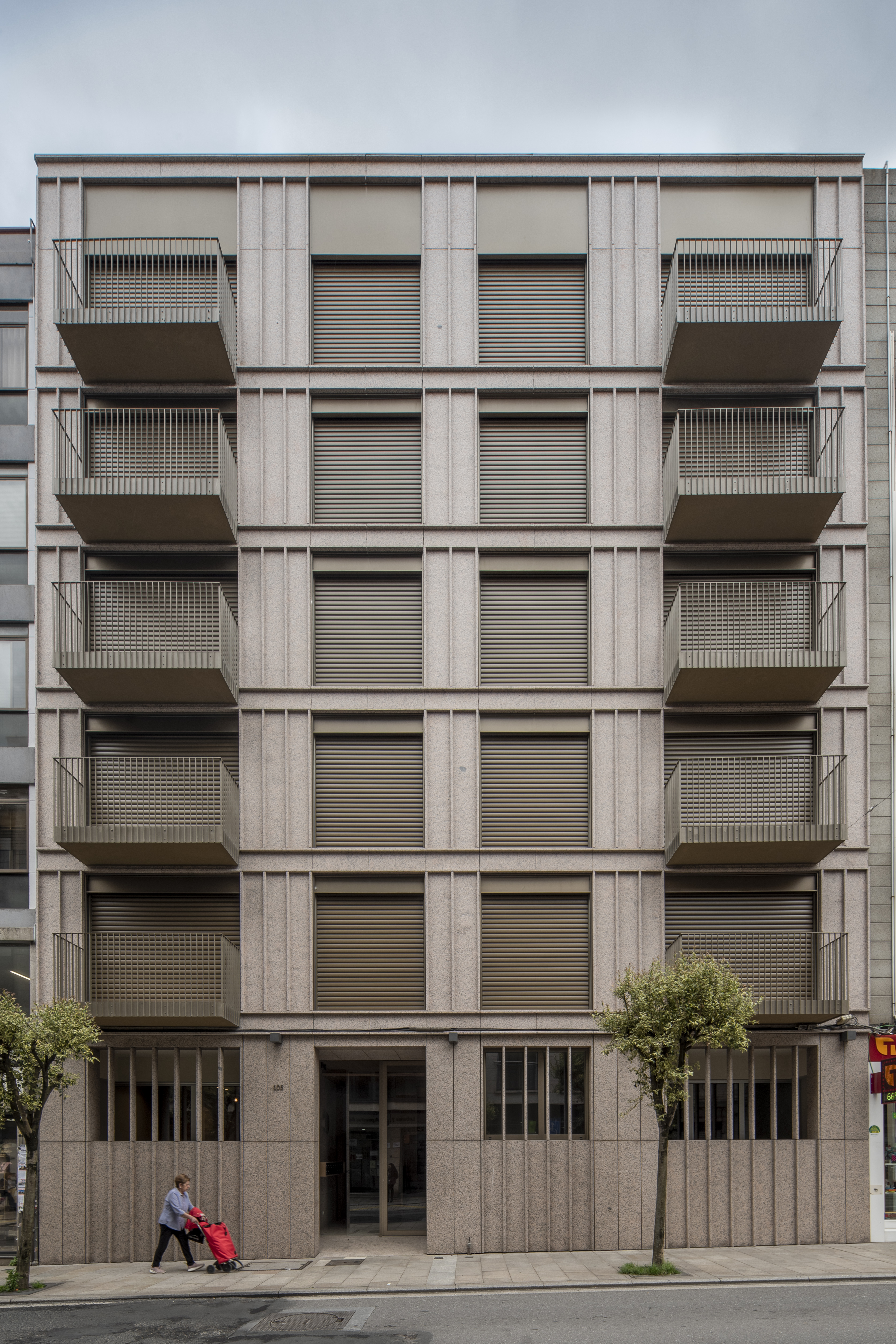 Vista edificio Sanjurjo Badía 105